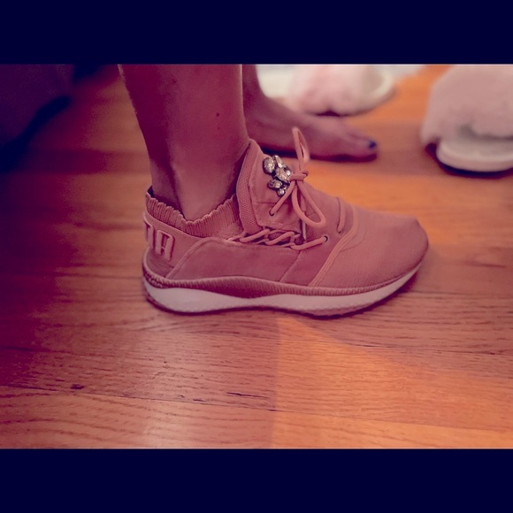Cute PUMA stylish and comfy gym shoe! - Picture 5 of 6